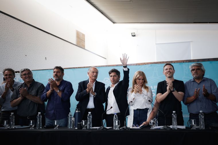 Axel Kicillof en la costa con funcionarios e intendentes