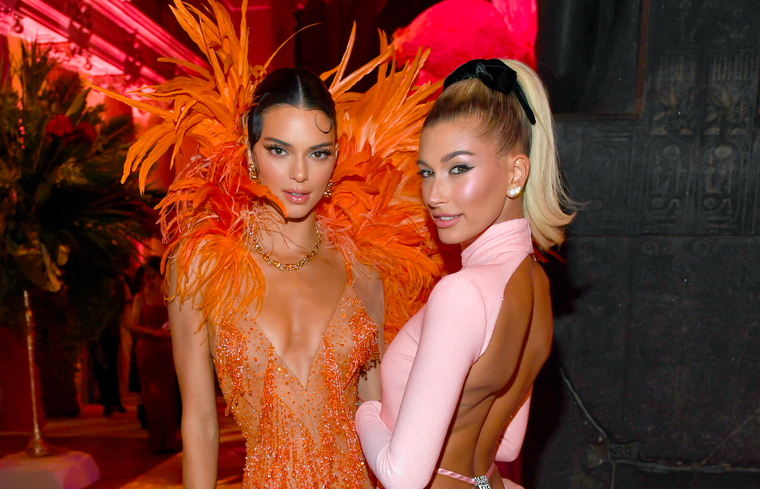 Hailey Bieber y Kendall Jenner coinciden en un mismo blazer en distintos looks Foto: Cosmopolitan