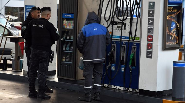 Muchas estaciones de servicio cargan hasta 30 litros por cliente. Foto: ALF PONCE MERCADO / MDZ