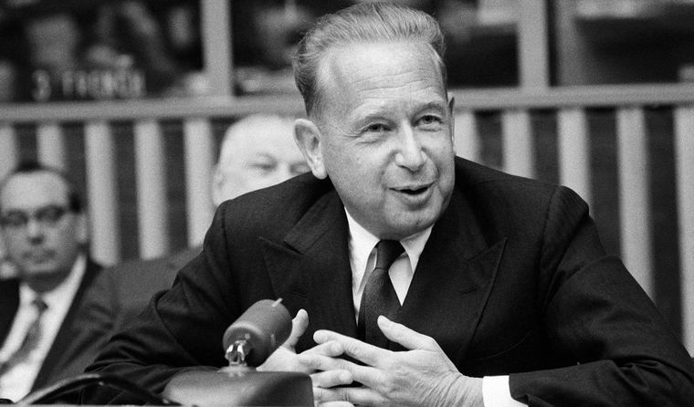 Dag Hammarskjöld durante una conferencia de prensa el 24 de marzo de 1960. Dag Hammarskjöld durante una conferencia de prensa el 24 de marzo de 1960.