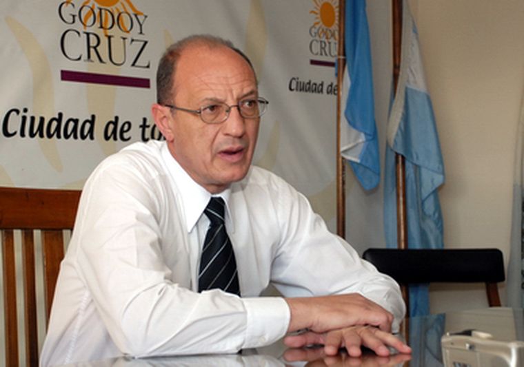 El candidato como se estila a esta altura del año, dejó el escritorio por las calles. Foto: Marcelo Ruiz / MDZ