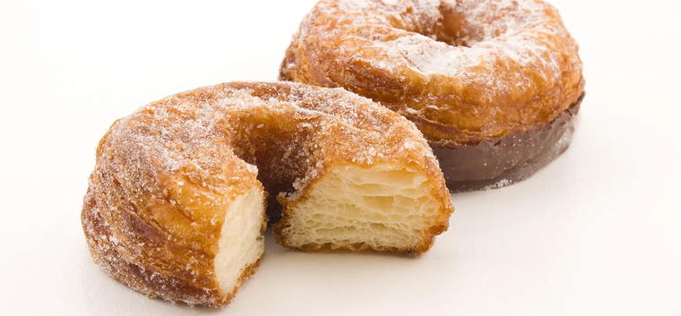 Aunque parece compleja, la receta de cronuts puede hacerse en casa si se sigue el proceso para hacer la masa con paciencia. Aunque parece compleja, la receta de cronuts puede hacerse en casa si se sigue el proceso para hacer la masa con paciencia.
