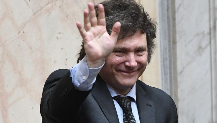 Javier Milei se detuvo a saludar a los perros que custodiaban el acto de apertura de los Juegos Macabeos Foto: EFE