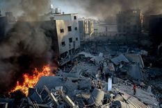 La guerra ha destruido gran parte de Gaza y los gazatíes están "desesperados" por un alto el fuego.