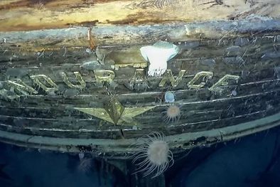 MDZol | Estas son las primeras imágenes del Endurance. En ellas puede apreciarse el nombre del barco tallado sobre la popa. Foto: FMHT / NATIONAL GEOGRAPHIC