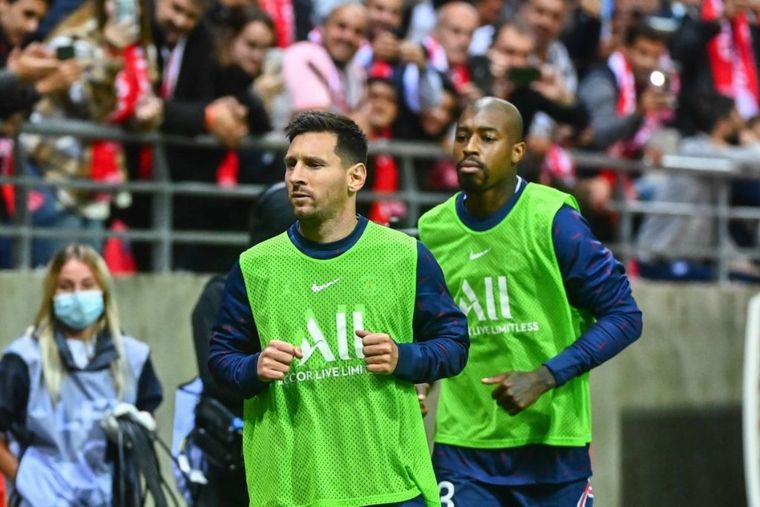 Messi junto a Kimpembe, que hizo estallar una nueva interna en el PSG.