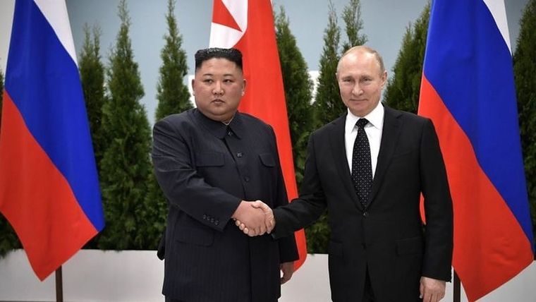 El líder de Corea del Norte, Kim Jong-un (izquierda), en un encuentro con el presidente de Rusia, Vladimir Putin, en Vladivostok, Rusia, en 2019. Foto: GETTY IMAGES