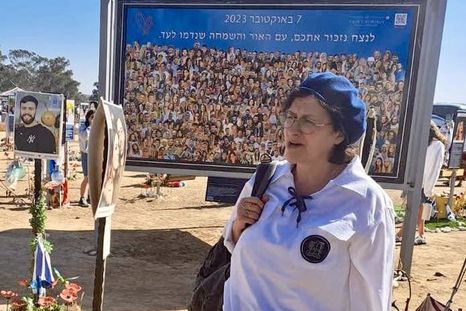 Sara Mendelson en Nir Oz, epicentro del ataque terrorista en 2023. Sara Mendelson en Nir Oz, epicentro del ataque terrorista en 2023.