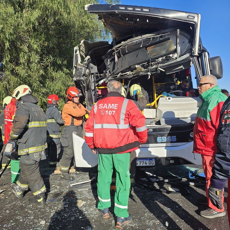 Tras el choque participaron personal del SAME y Policía de la Ciudad.