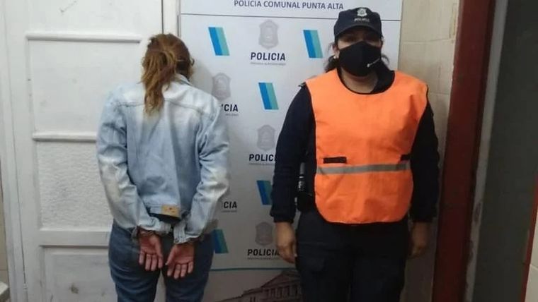 La detenida atacó a su víctima dentro de un auto, de donde le fue difícil escapar