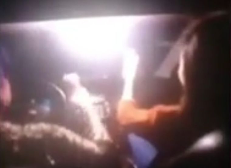 La funcionaria bebe alcohol mientras conduce