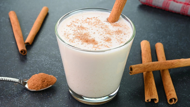 La leche merengada es una bebida típica del verano en España.