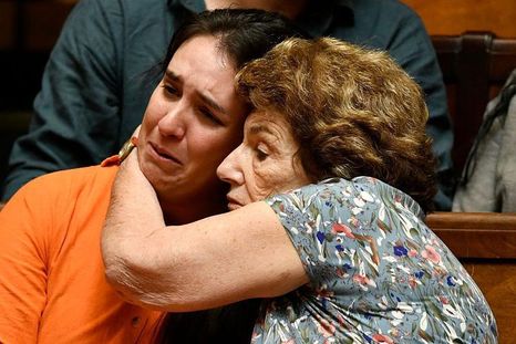 Florencia Salgueiro (izq.), una defensora de la muerte asistida en Uruguay, se mostró conmovida mientras los senadores uruguayos debatían un proyecto de ley sobre la eutanasia. Florencia Salgueiro (izq.), una defensora de la muerte asistida en Uruguay, se mostró conmovida mientras los senadores uruguayos debatían un proyecto de ley sobre la eutanasia.