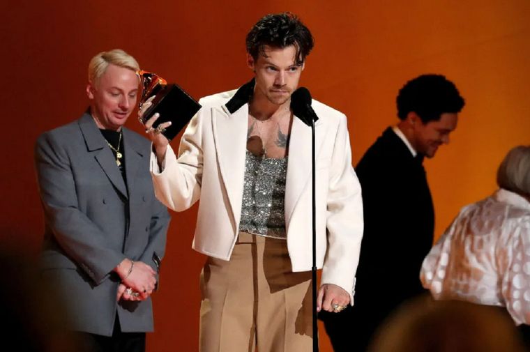 Luego del triunfo en los Grammy, Harry Styles desató una polémica por sus dichos Harry Styles recibiendo el Grammy Foto: Getty Images