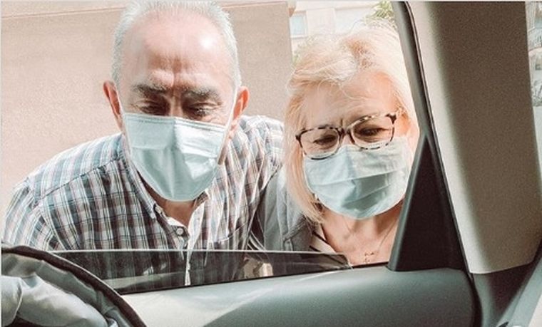El momento en que los abuelos conocen a su nietita a través de la ventanilla del auto de su hija