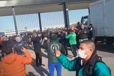 Los camioneros de Moyano bloquearon Mercado Libre y entonaron canciones polémicas