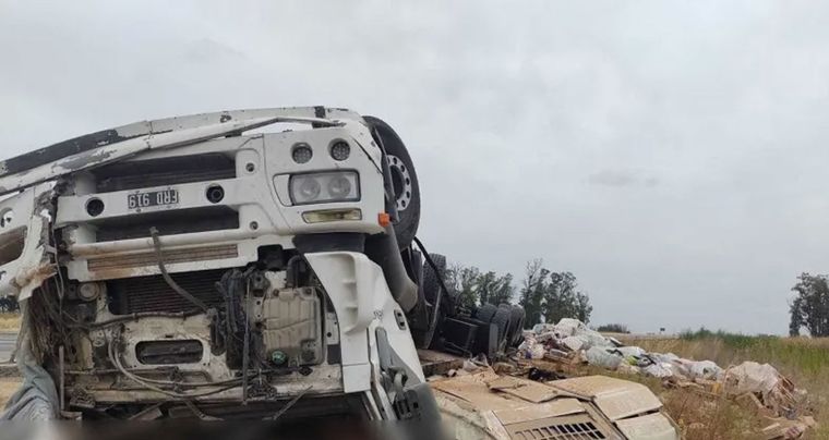 El vuelco fatal del camión procedente de Mendoza. Foto: Gentileza La Opinión Pergamino
