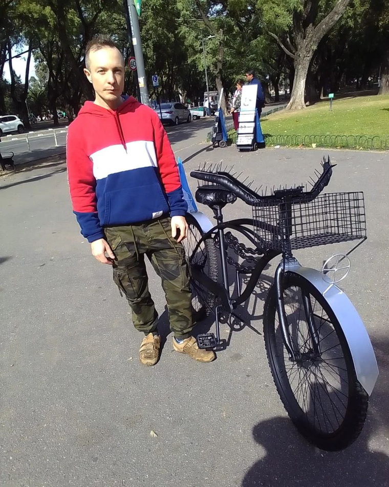 Es herrero, vive en Rosario y después de que le robaran muchas veces decidió crear una bicicleta antirrobo Foto: instagram.com/herreria_gv