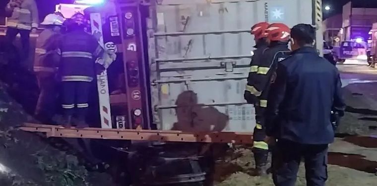 Debajo del camión se encuentra el auto que estaba estacionado en la banquina