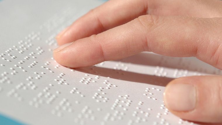 Este sistema fue creado por el pedagogo francés Louis Braille.