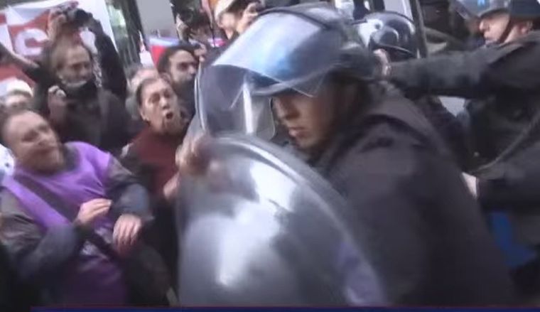 Denuncian que la policía reprimió a los jubilados durante la manifestación. Foto: Captura de video