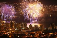 El espectáculo de fuegos artificiales es una tradición en las costas de Valparaíso Foto: Municipio de Viña del Mar