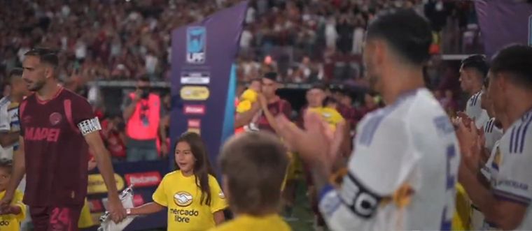 Boca cumplió el protocolo y homenajeó a Lanús por la Recopa Sudamericana.