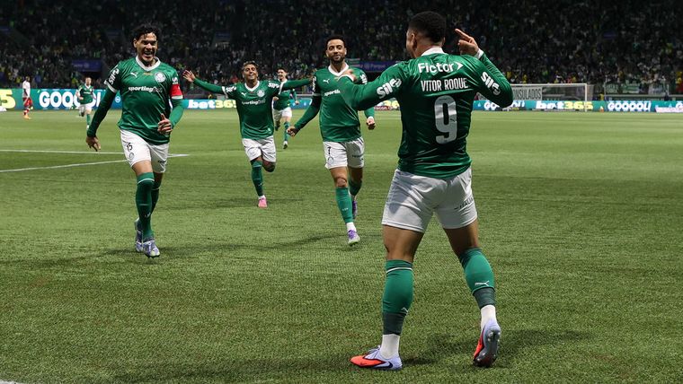 Palmeiras viene de golear a Inter de Porto Alegre con un hat trick de Vitor Roque y llega afilado. Palmeiras viene de golear a Inter de Porto Alegre con un hat trick de Vitor Roque y llega afilado.
