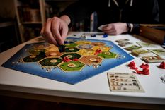 El fenómeno de los juegos de mesa modernos ya no se explica solo como una moda pasajera, sino como una respuesta consciente y estratégica de la sociedad.