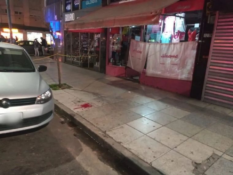 La mujer policía quiso frenar una pelea entre hermanos