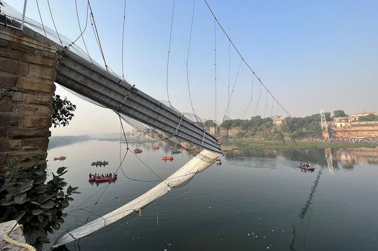 El puente estaba abarrotado en el momento del accidente, ya que la gente celebraba el festival Diwali Foto: REUTERS
