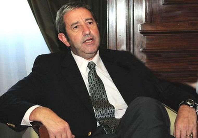 Cobos en su despacho, atado de manos. Foto: El Tribuno