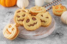 Horneá la receta de galletas sándwich en forma de calabazas y llená tu cocina de espíritu Halloween.