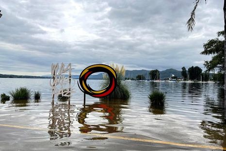 El Selfie Point de Villa Carlos Paz rodeado de agua por el desborde del lago San Roque tras las lluvias. Foto: Municipalidad de Villa Carlos Paz. El Selfie Point de Villa Carlos Paz rodeado de agua por el desborde del lago San Roque tras las lluvias. Foto: Municipalidad de Villa Carlos Paz.