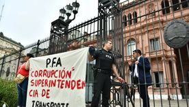 Un policía federal se encadenó en Casa Rosada en las últimas semanas Un policía federal se encadenó en Casa Rosada en las últimas semanas