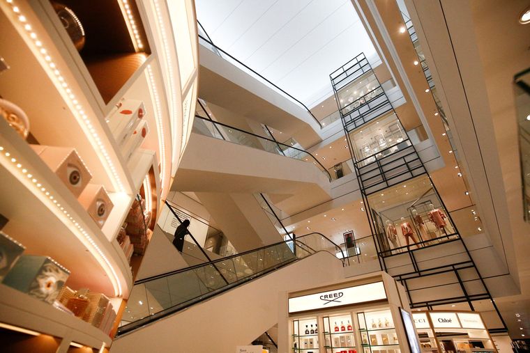 El hombre que se arrojó al vacío lo hizo desde el tercer piso, desde una altura de 40 metros.