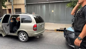 El hecho ocurrió en Almagro, cuando una policía vació su cargador contra los pasajeros de un auto en el que también iba dentro. El hecho ocurrió en Almagro, cuando una policía vació su cargador contra los pasajeros de un auto en el que también iba dentro.