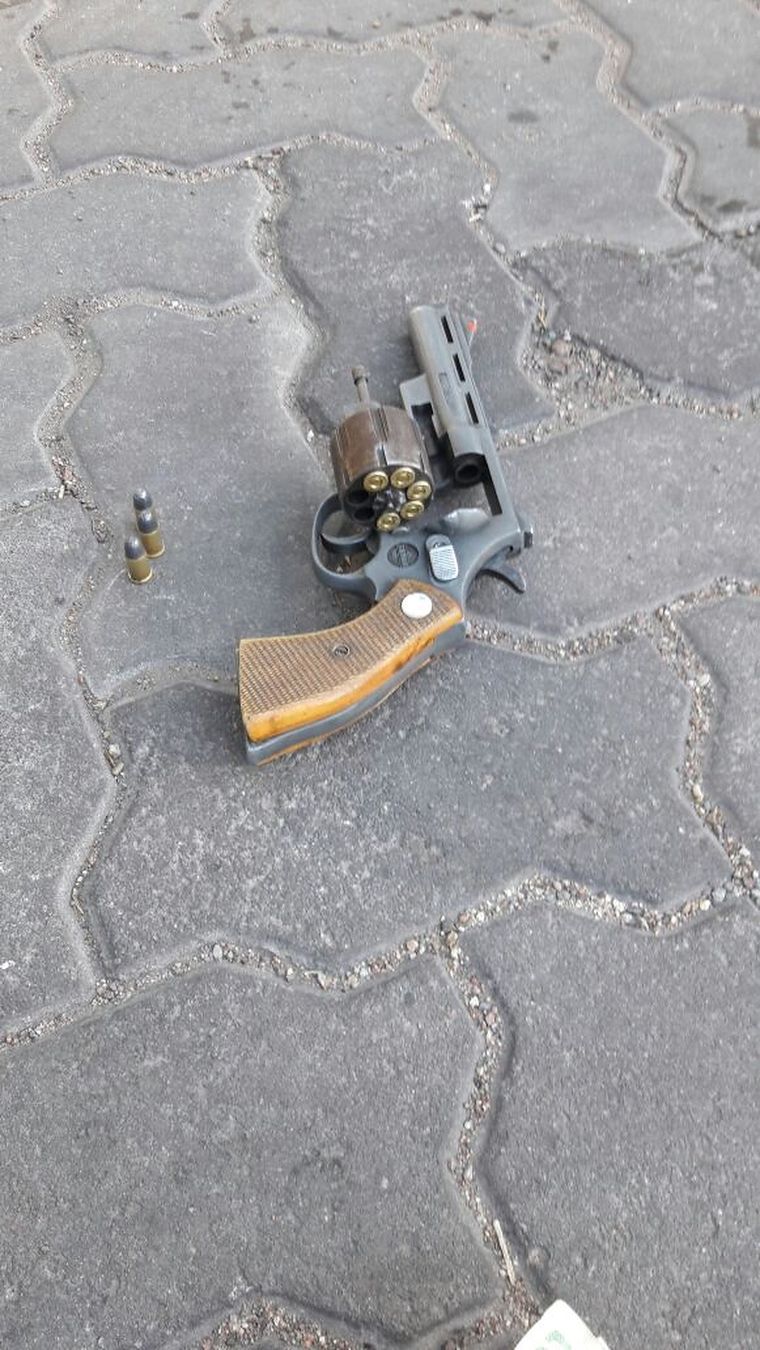 Armados El revólver requisado por las autoridades.