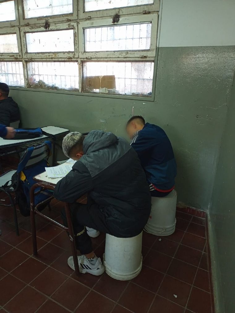Los alumnos de una escuela de Las Heras deben usar tachos porque no tienen sillas.