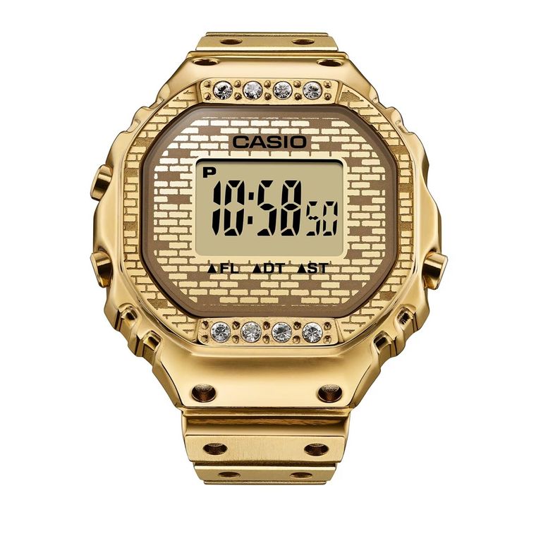 Los detalles dorados y los diamantes de imitación completan la estética de la marca Casio. Los detalles dorados y los diamantes de imitación completan la estética de la marca Casio.