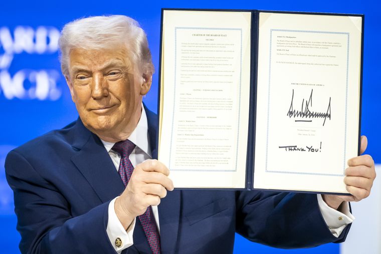Trump muestra el documento firmado tras la puesta en marcha de la Junta de la Paz.