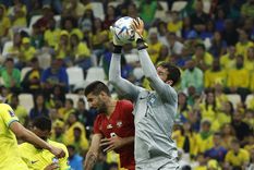 Alisson apareció con un bigote muy llamativo para el debut de Brasil en Qatar 2022. Foto: EFE