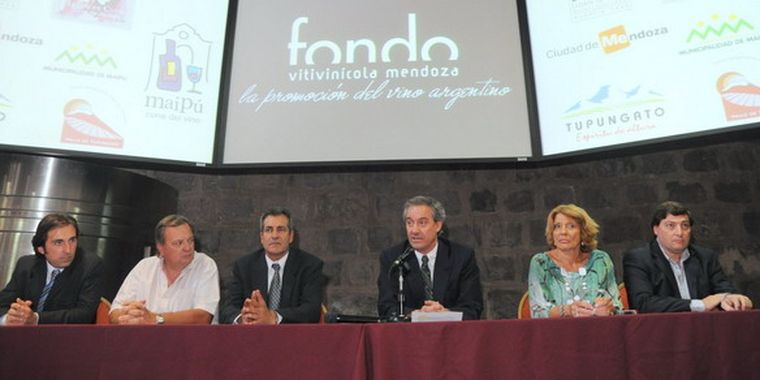 Representantes de Capital, Tupungato, Maipú y Luján firmaron el acuerdo con representantes del Fondo Vitivinícola. Foto: Gentieza
