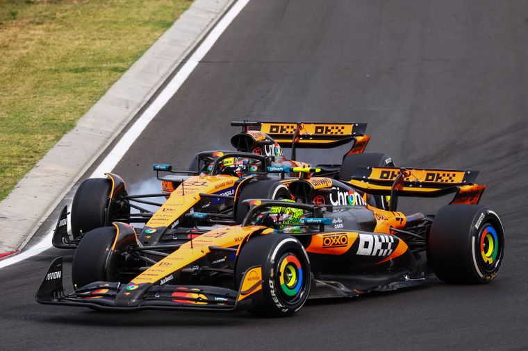 Los McLaren de Piastri y Norris prometen una intensa batalla hasta el final. 