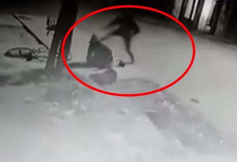 El instante en que el acusado comenzó a patear al asaltante