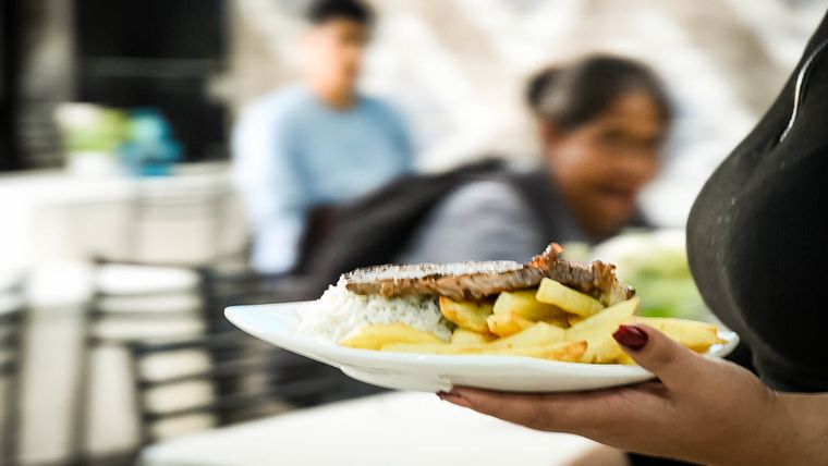 Dónde probar comida boliviana en Guaymallén: el secreto gastronómico del Mercado Cooperativo.