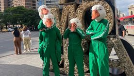Los misteriosos gansos con su curioso uniforme verde pasearon por Córdoba.