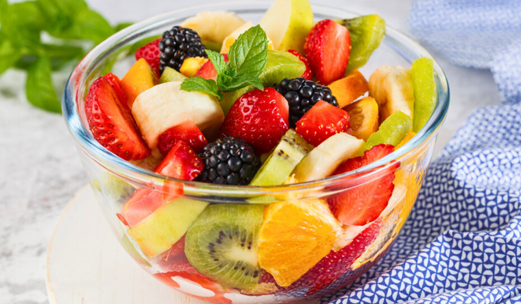 La ensalada de frutas es una opción popular para servir en eventos especiales como desayunos, brunchs, picnics y fiestas Foto: Shutterstock