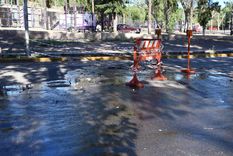 Debido a las tormentas del fin de semana se produjo un colapso del colector cloacal de calle Paraguay de Godoy Cruz. Foto: ALF PONCE MERCADO / MDZ