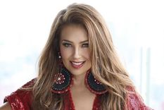 Foto: https://www.metroworldnews.com/hub/entretenimiento/2021/08/09/thalia-traje-de-bano-verde-oliva-elegante/